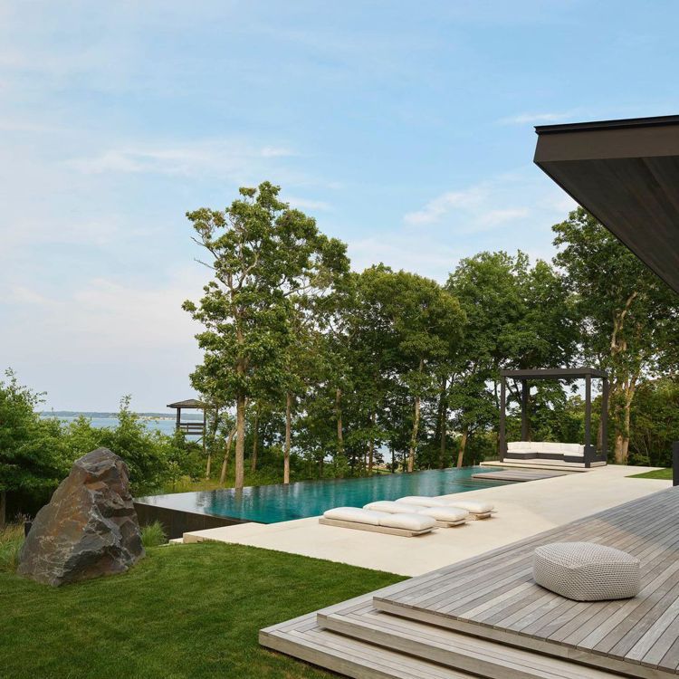 休傑克曼紐約長島的家，可以看見大海，私人泳池簡直像頂級渡假飯店的設備。圖／取自IG @stellelomontrouhaniarchitects（攝影Frank Frances）