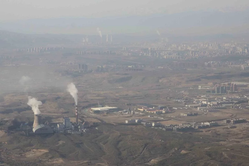 圖為2021年4月，新疆維吾爾自治區烏魯木齊市的燃煤熱電廠塔樓，冒出煙霧和蒸汽情...