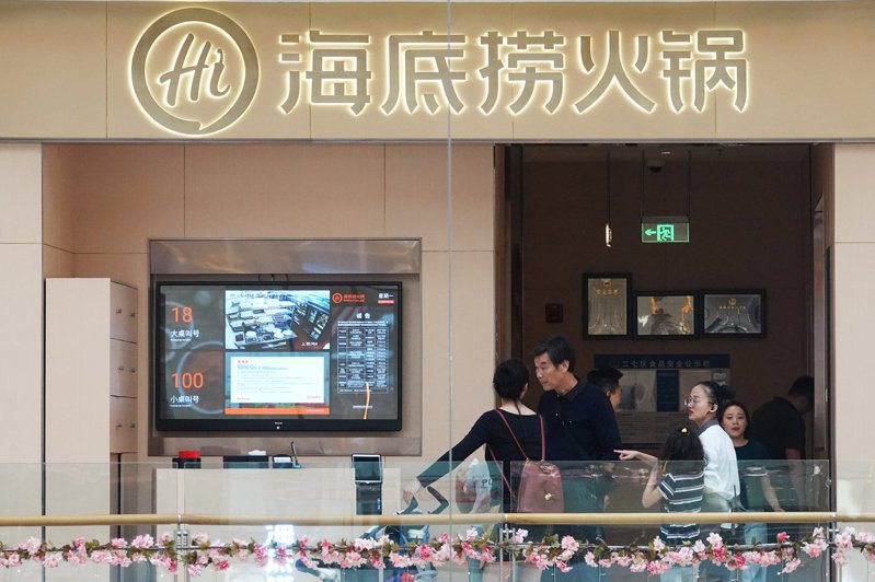 人稱中國「火鍋一哥」的海底撈（6862 HK），於香港交易所官網發布公告，宣布調整門市擴張規劃決策，將在2021年12月31日前，逐步關閉約300家業績不如預期的門市，並承諾不會裁員。（路透）