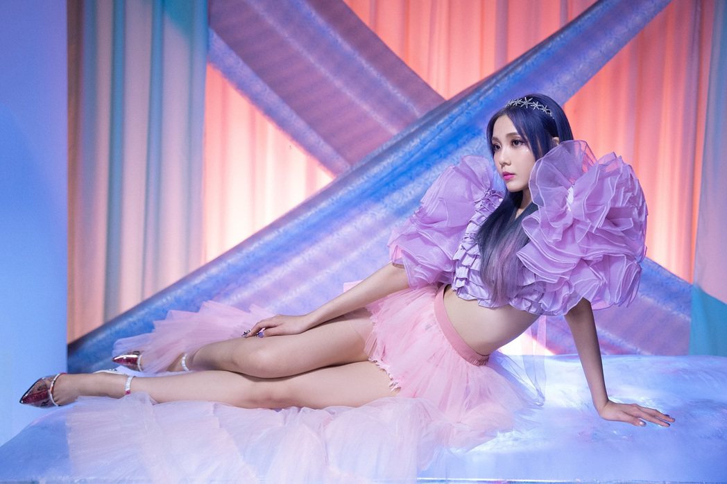 夏子薇在新歌「Frozen Queen」MV連換4套性感造型。圖／薇波爐工作室提...
