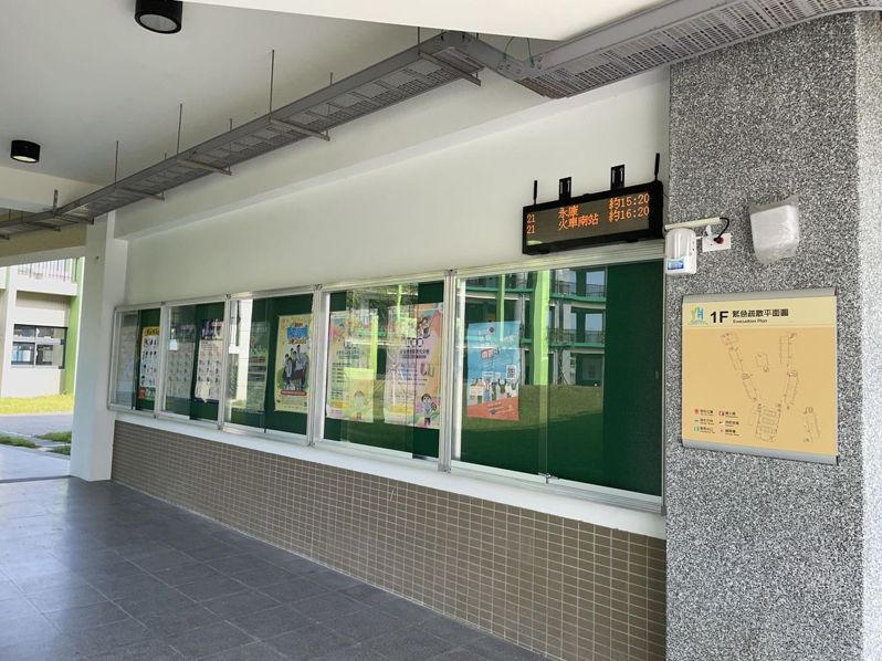 台南市永康區鹽行國中建置公車動態顯示器，讓學生搭乘公車更便利。圖／台南市交通局提供
