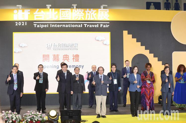 蔡英文總統（前右二）上午出席國際旅展開幕，與台灣觀光協會會長葉菊蘭（前右一）、交...