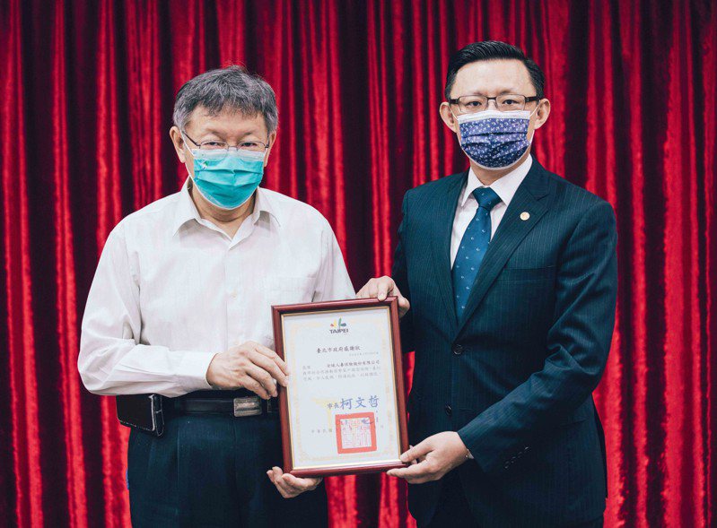 全球人壽捐贈台北市政府弱勢家戶微型保險，由全球人壽總經理馬君碩（右）代表捐贈、市長柯文哲（左）代表受贈並頒發感謝狀。圖/全球人壽提供