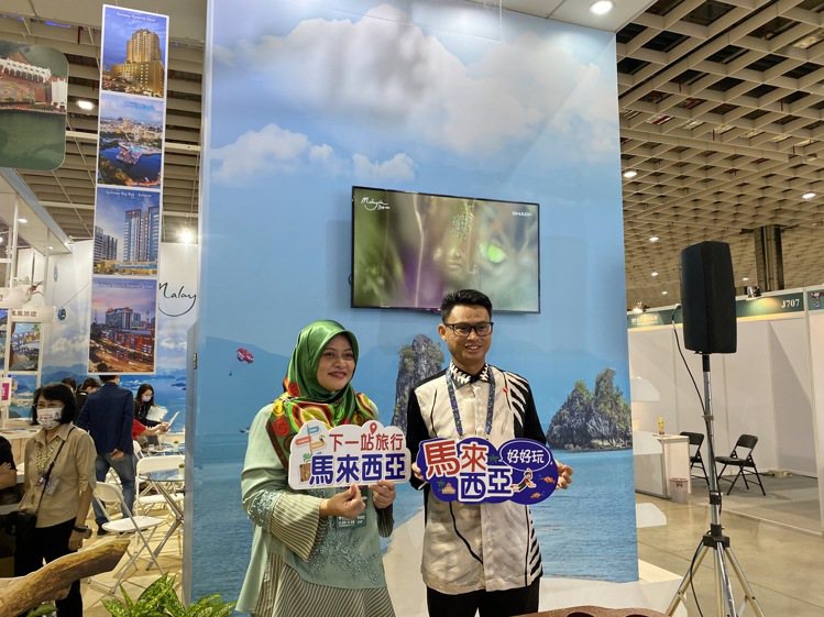 旅展首日，馬來西亞友誼及貿易中心副代表法蒂爾(圖右)、馬來西亞觀光局處長艾姿瑪，...