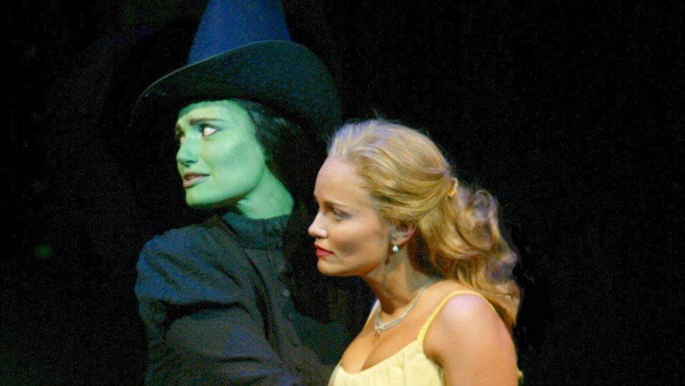 「女巫前傳」在百老匯首演後就造成轟動，兩大元老女主角伊迪娜曼佐（左）、克莉絲汀錢...