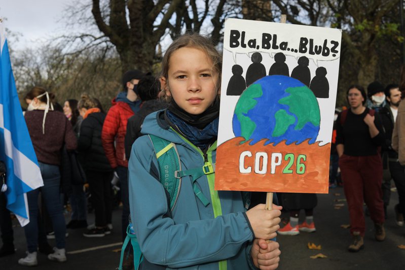 關注氣候變遷的青年學生今天在場外發起「氣候罷課遊行」（Fridays for Future）。特派記者林奐成／攝影