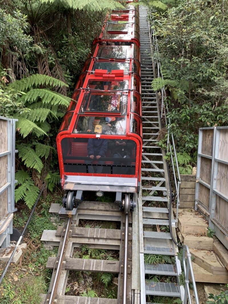 竹山天梯明天重新開幕，縣府有意參考澳洲藍山國家公園，在天梯興建地面纜車，方便遊客到天梯旅遊。圖／南投縣長林明溱提供