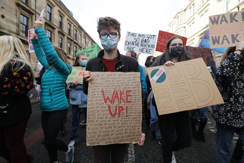 关注气候变迁的青年学生，今天在第26届气候变迁大会会场附近，举行「气候罢课游行」。特派记者林奂成／摄影(photo:UDN)