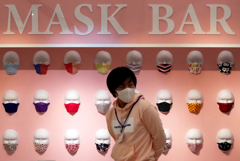 日本口罩文化由來已久。圖為橫濱口罩展暨專賣店展示的口罩。路透