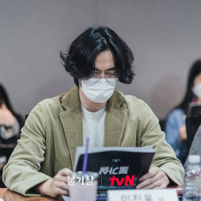 tvN即將接檔《智異山》的《不可殺》，釋出李陣郁讀本官方照片。圖／取自IG