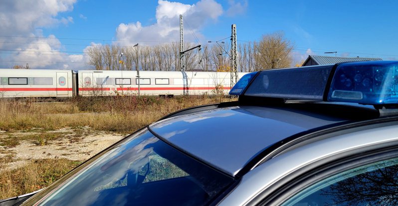 一辆来往德国南部城市雷根斯堡（Regensburg）及纽伦堡（Nuremberg）的高速列车今天惊传男子持刀伤人事件，造成多人受伤，嫌疑人已经遭警方逮捕。 路透社(photo:UDN)