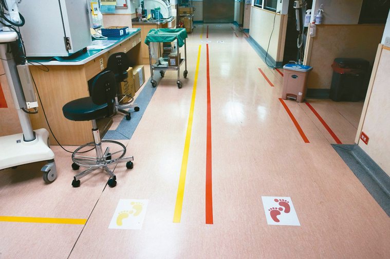負壓隔離病房裡用黃色及紅色腳印區隔動線，醫護人員穿戴完備，才能進入負壓隔離病房。...