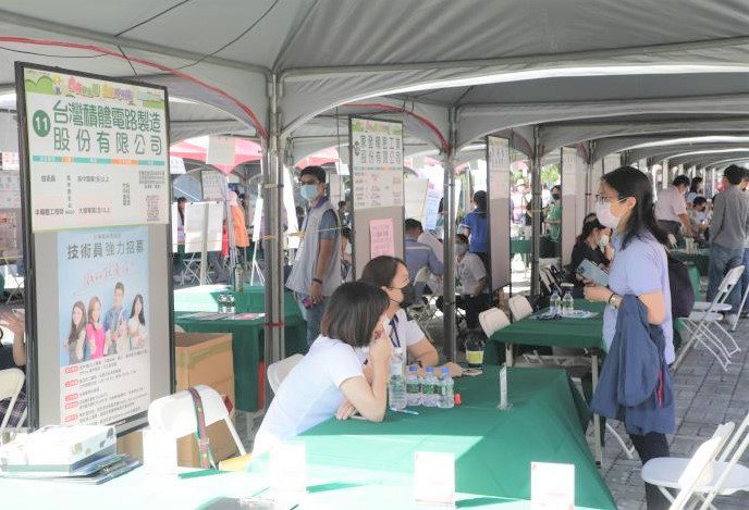 今年度最後一場「台南好生活 台南呷頭路」就業博覽會在新營體育館外廣場登場。圖／市府提供