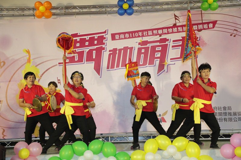 關懷據點健促園遊會成果展，台南全市37區500多長輩參與。／社會局提供