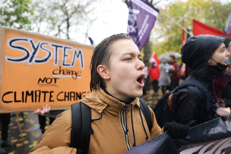 氣候大遊行正在蘇格蘭格拉斯哥舉行，環保人士與民眾全球領導人發出抗議。特派記者林奐成／攝影