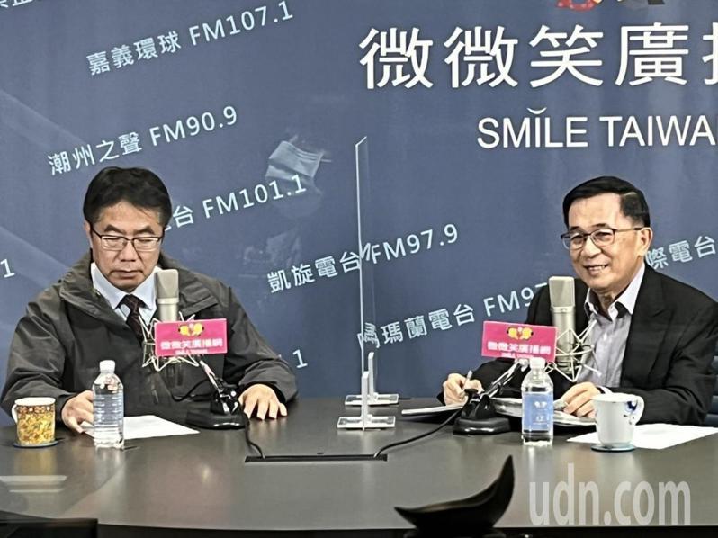 台南市長黃偉哲（左）今天上前總統陳水扁廣播節目，聊成長、家人、從政之路、市政等話題。記者林巧璉／攝影