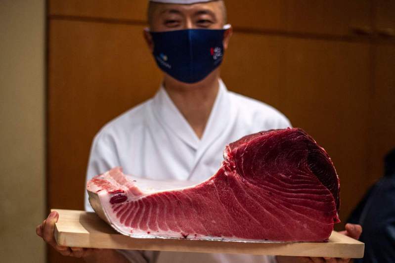 日本漁獲資源持續下探，根據水產廳統計，包括日本鰻魚、太平洋黑鮪魚瀕臨滅絕危險，圖為2021年東京魚市場新春拍賣的「第一鮪」。法新社