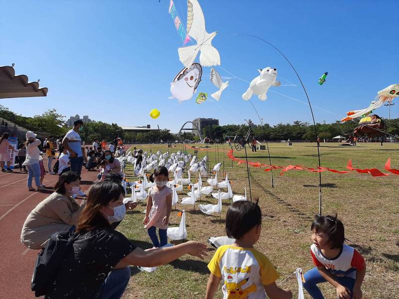 以海洋為主題的「2021鹿港風箏節」今天在鹿港鎮立體育場熱鬧登場，吸引大批親子參與，彷彿是一場盛大的海洋派對。記者劉明岩／攝影