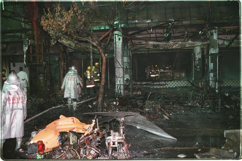 台中市衛爾康餐廳大火，消防人員進入火場搜救。圖／聯合報系資料照片