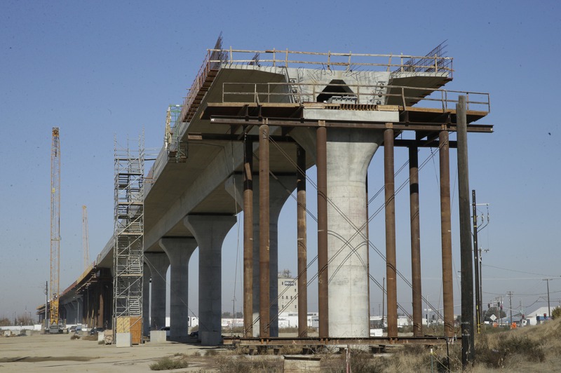 加州已投入10年的高鐵計畫可望獲得聯邦補助，這項以高鐵連接大城市與中央谷地的計畫，目前僅完成默塞德與貝克斯菲爾德之間的鐵路電氣化。美聯社
