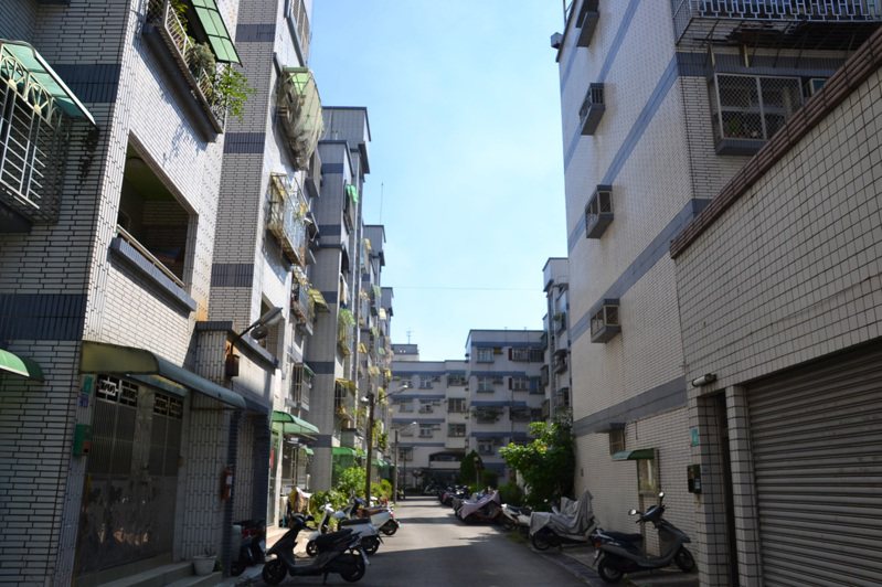 台南市安平2期國宅為海砂屋，因已通過都更，重建快了，吸引買家要買屋。記者鄭惠仁／攝影
