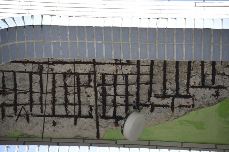 台南市安平2期國宅為海砂屋，停車場牆壁嚴重剝落，鋼筋裸露。記者鄭惠仁／攝影