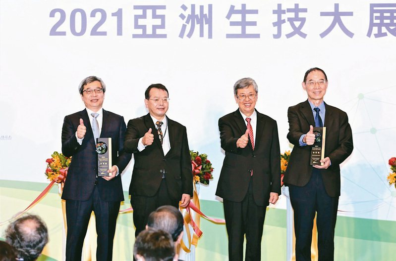 「2021 Taiwan BIO Awards傑出生技產業獎」得獎名單揭曉，「產業金質獎」生達化學製藥及明達醫學科技獲獎。生達總經理范滋庭（左起）、台灣生物產業發展協會理事長吳忠勳、前副總統陳建仁及明達醫董事長王威。台灣生物產業發展協會／提供