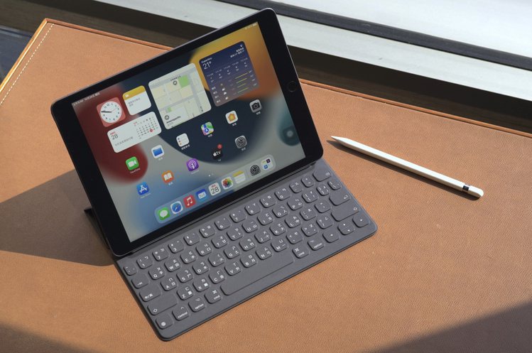 第9代iPad可搭配第1代Apple Pencil與聰穎鍵盤使用。記者黃筱晴／攝...