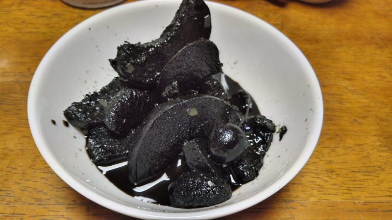 日本網友開封一個放了30年的水果罐頭，發現裡頭的東西全變成黑色的。圖擷取自twitter
