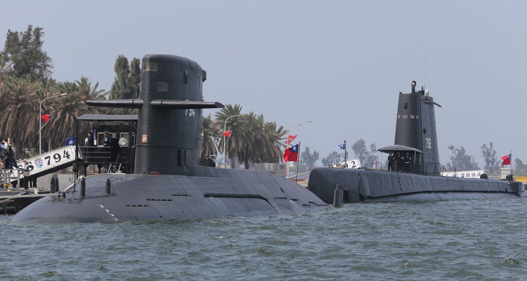 圖為劍龍級潛艦二號艦海虎號（SS-794）及編號792的海豹潛艦。 圖／聯合報系資料照片