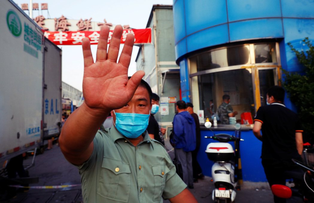 圖為2020年6月，記者要在北京查海鮮市場的疫情被阻擋。 圖／路透社