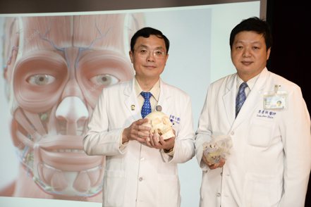 2019年高醫首獲衛福部核可臉部移植的人體試驗，郭耀仁(左)及李書欣二位醫師是重要推手。 高醫/提供