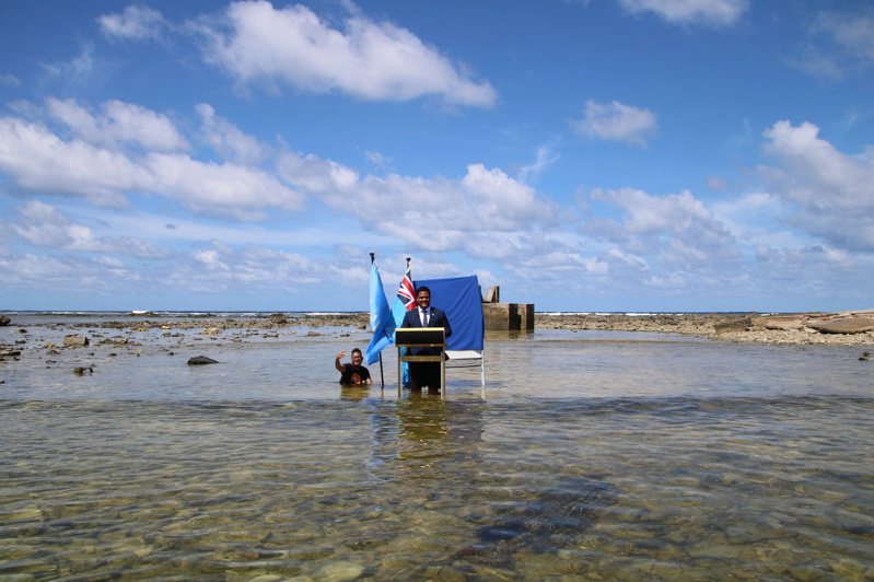 太平洋島國吐瓦魯外長柯飛錄製影片，對在格拉斯哥舉行的聯合國氣候峰會發表演說，他站在海水中水深及膝，展示他所處的低窪太平洋島國在氣候變遷上首當其衝。 路透社