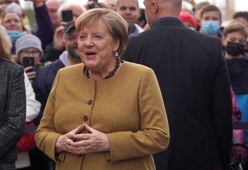 即將卸任的德國總理梅克爾接受媒體專訪時表示，難民危機和疫情是16年總理任內最大的挑戰。 法新社