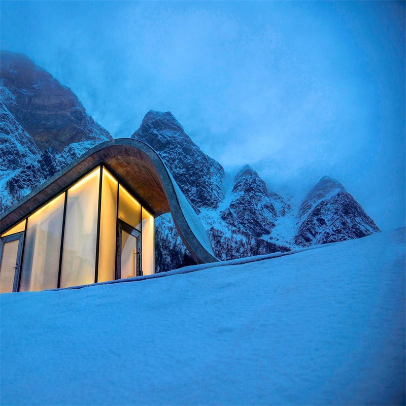 入夜更有雪地燈塔的感覺 / 來源： Haugen_Zohar Arkitekter　