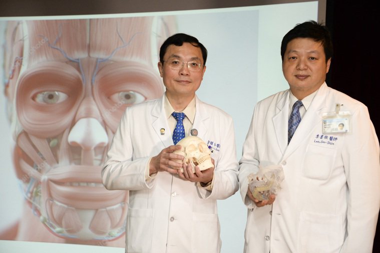 高醫2019年首獲衛福部核可臉部移植的人體試驗，郭耀仁(左)及李書欣二位醫師是重...