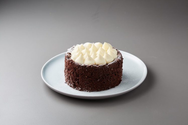 貳樓人氣美式甜點「強的」，使用來自德國巧克力蛋糕體，搭配貳樓自慢起司醬完美結合。...