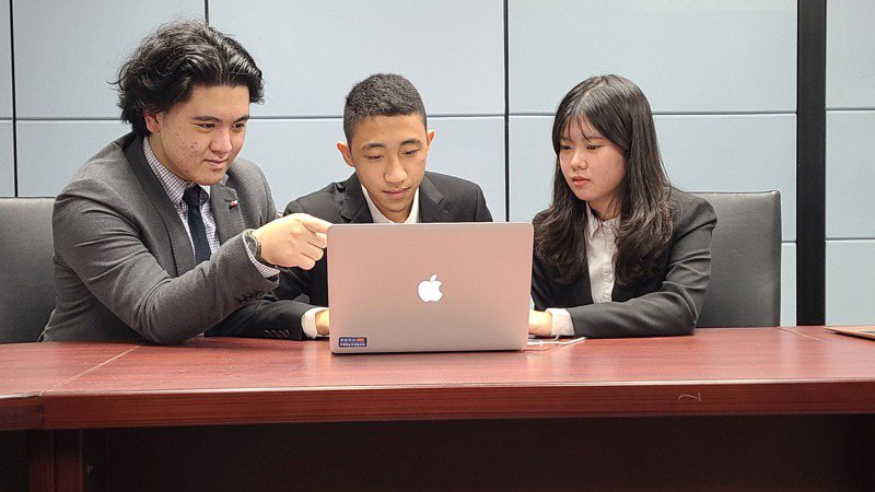 我國學生（左起）葉軒佑、翁立恩、余書帆獲突尼西亞線上國際工程與科技節金牌，更獲選為Top40中的台灣代表作品。圖／台灣科學教育館提供