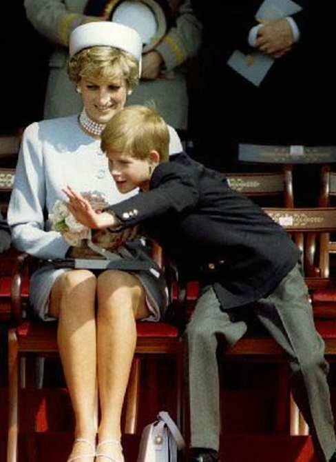 黛安娜（左）生前與兒子哈利的關係也很親密。圖／路透資料照片