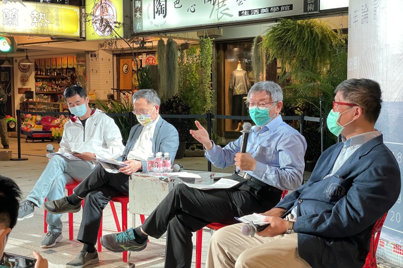 台北市長柯文哲（右二）最近不斷批評基隆捷運是騙局，網路聲量竄高。圖／聯合報系資料照片