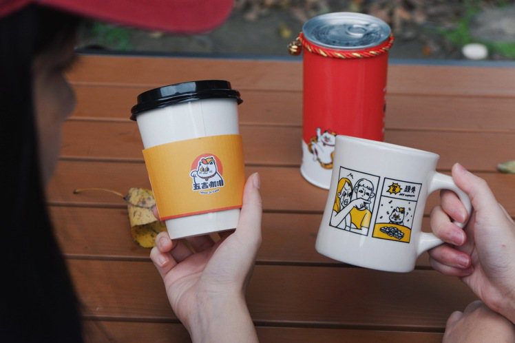 五吉咖啡以身形圓滾滾的招財貓作為品牌識別，可愛度爆棚。圖／五吉咖啡提供。