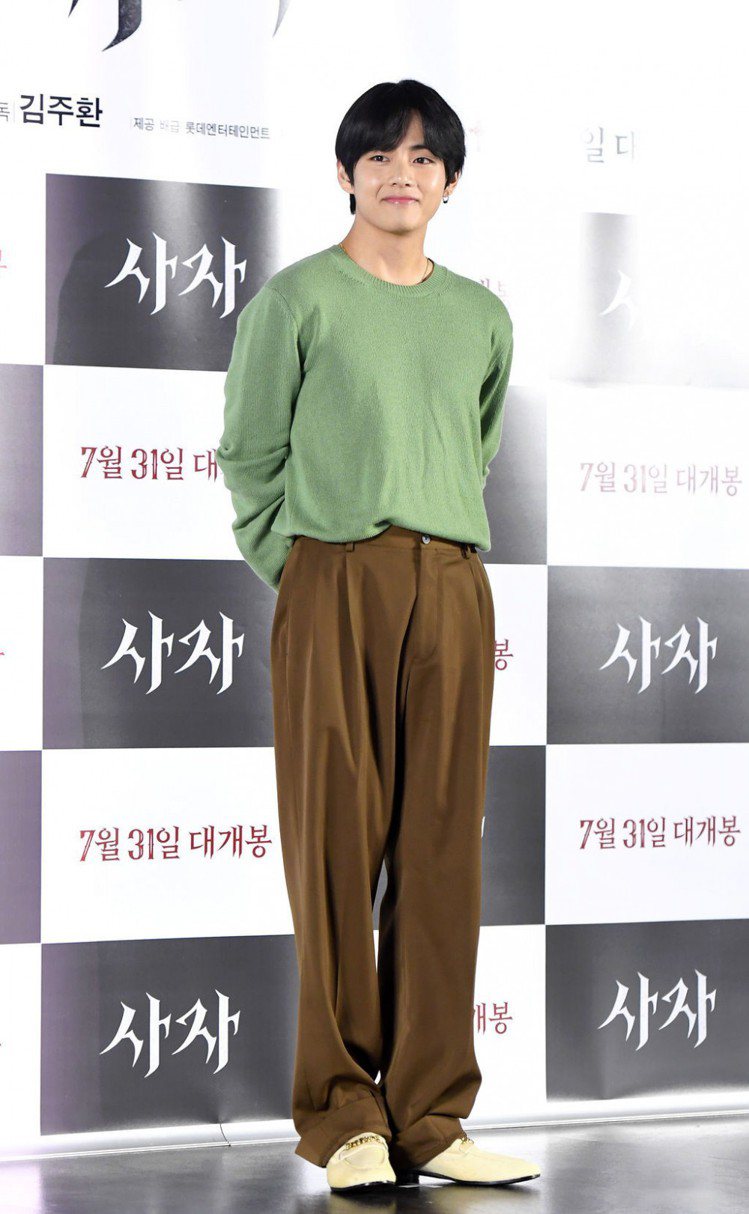 防彈少年團的V在2019年為崔宇植、朴敘俊的電影站台，身穿莫蘭迪綠色針織衫、駝色長褲。圖／取自www.naver.com