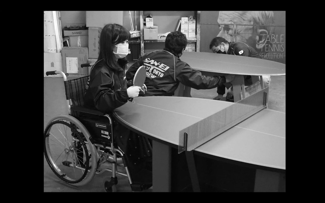 福原愛打造了一張特殊桌球檯，讓坐輪椅的媽媽能享受打球的樂趣。 圖／擷自Youtu...