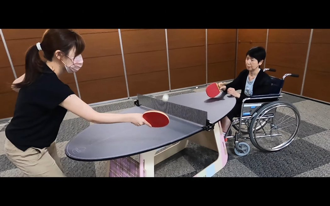 福原愛打造了一張特殊桌球檯，讓坐輪椅的媽媽能享受打球的樂趣。 圖／擷自Youtu...