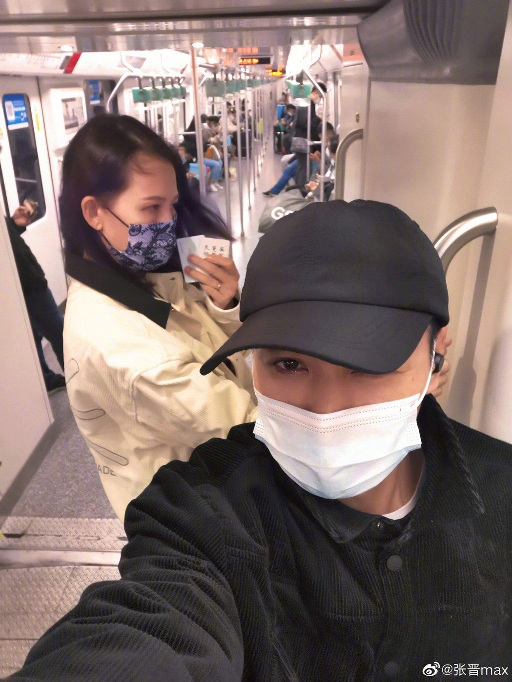 蔡少芬與尪搭地鐵。 圖／擷自weibo。