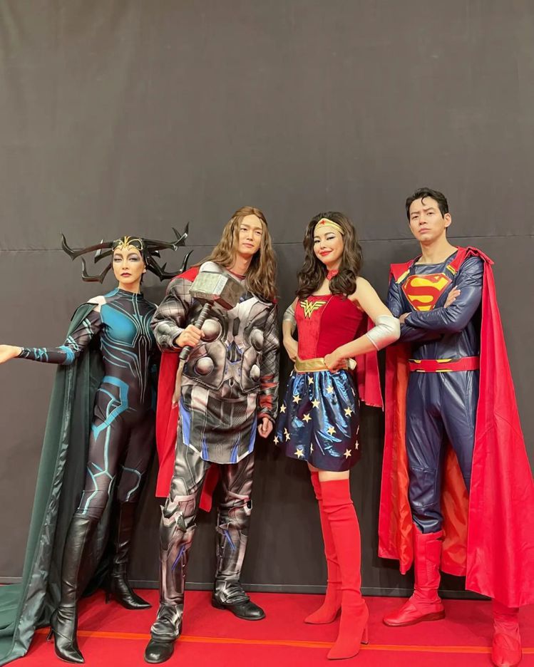（左起）陳瑞妍、李源根、李荷妮、李相侖在劇終大玩扮裝漫威超人系列，展現劇組的歡樂...