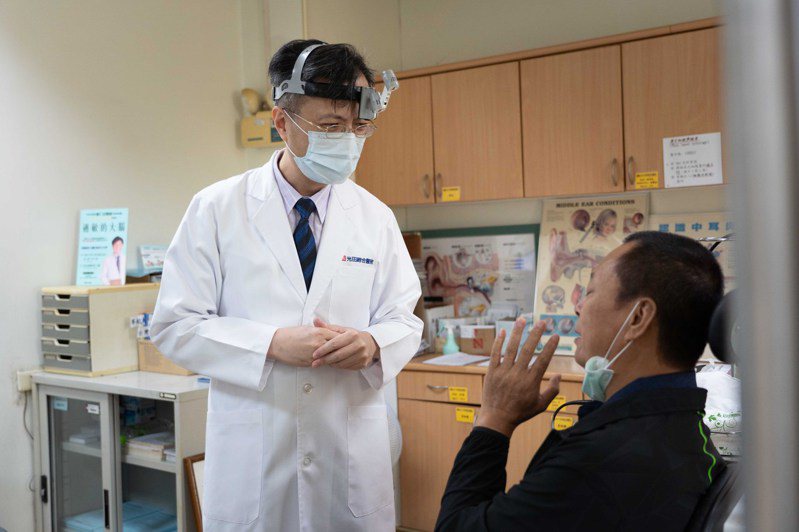 光田綜合醫院耳鼻喉頭頸部鼻科主任沈炳宏為患者進行檢查，術後3個月狀況穩定。圖／光田醫院提供