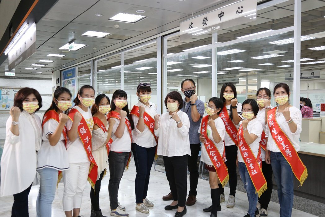 嘉義市長黃敏惠鼓勵10組女力團隊。記者卜敏正／翻攝