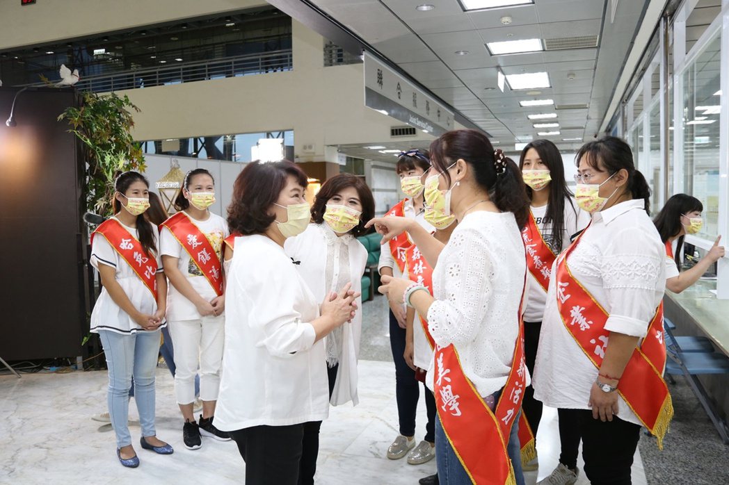 嘉義市長黃敏惠鼓勵10組女力團隊勇敢前行。記者卜敏正／翻攝