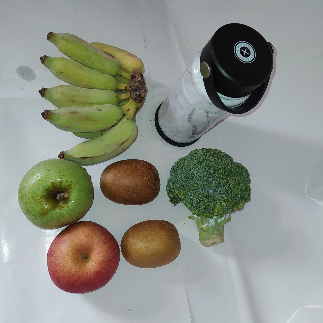 飲食方面，多攝取高纖蔬果，如香蕉、蘋果、奇異果、花椰菜等，每日攝取纖維素20g，以利腸胃蠕動。圖／張嫻雅提供